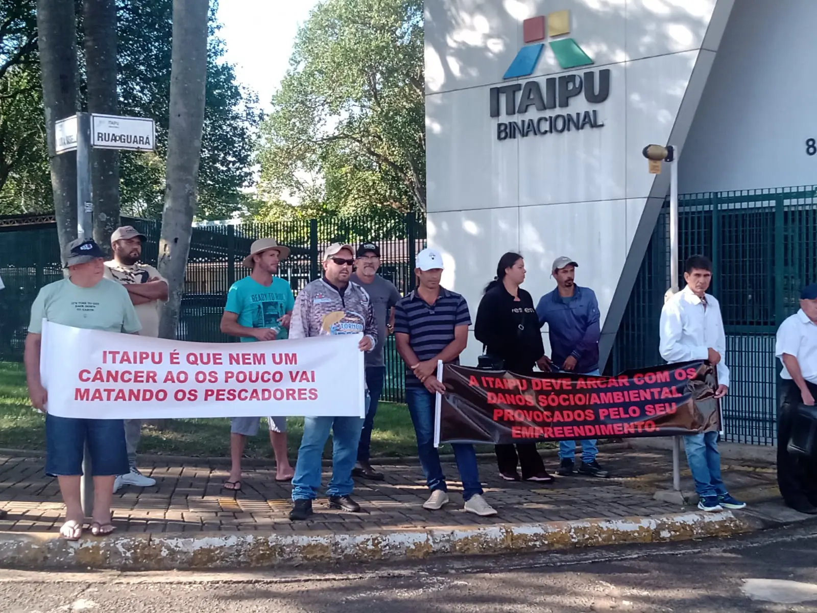 Protesto de pescadores na sede da Itaipu, em Foz do Iguaçu
