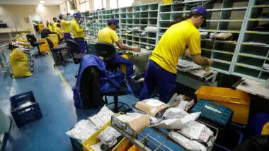 Após rombo bilionário, Correios anunciam suspensão de férias e redução de jornada
