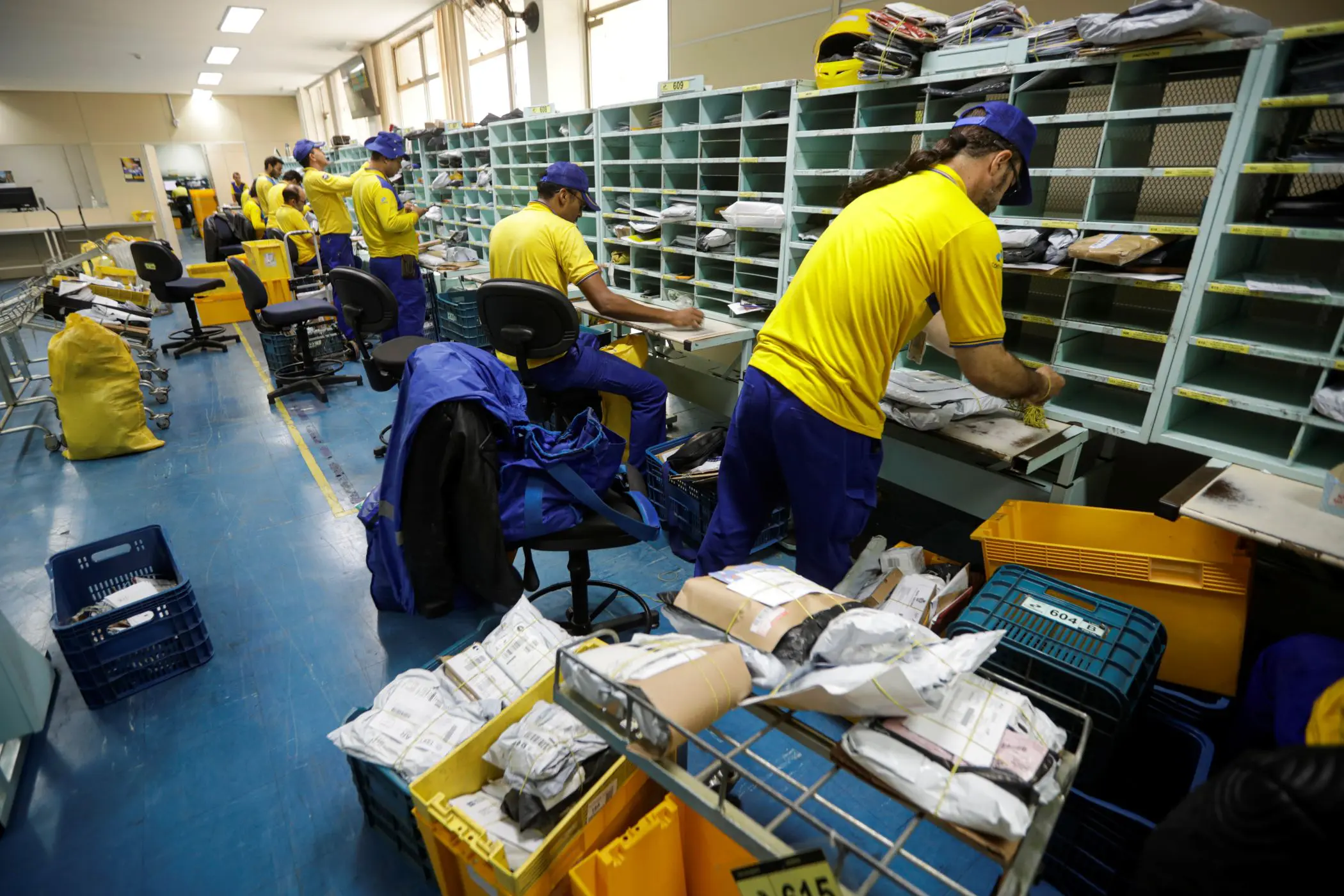 Após rombo bilionário, Correios anunciam suspensão de férias e redução de jornada