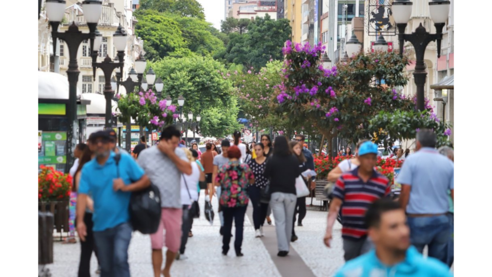 Dados de abril de 2025 da ACP que revelam queda na inadimplência de pessoas físicas, mas manutenção da capital paranaense como líder no número de CPFs e CNPJs negativados.