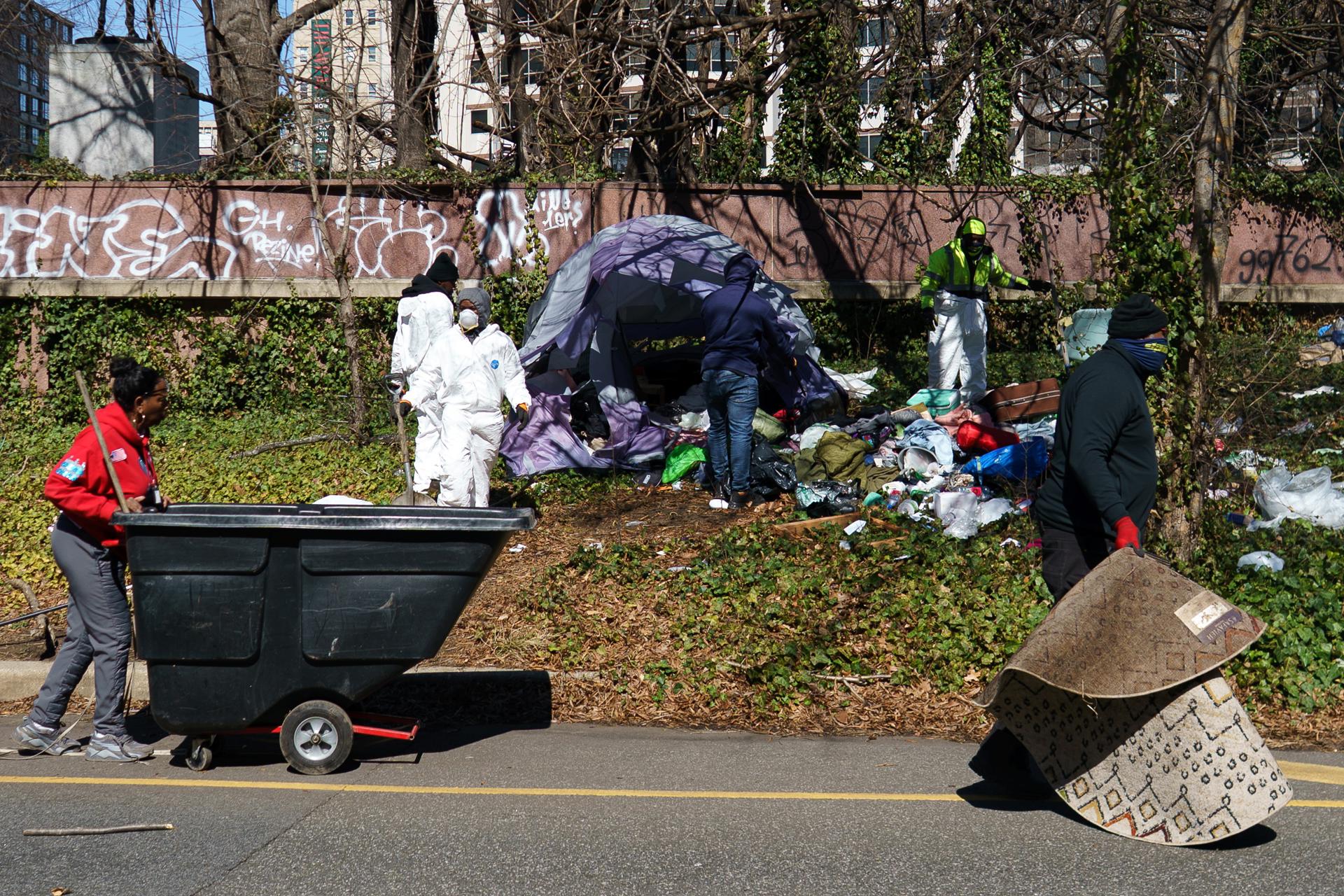 Funcionários municipais limpam acampamentos de moradores de rua em frente ao Departamento de Estado dos EUA, em Washington, DC, 7 de março de 2025.