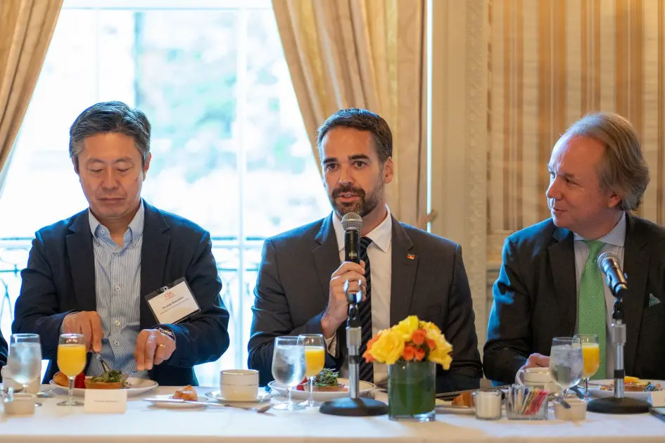 Eduardo Leite em evento sobre investimentos nos EUA