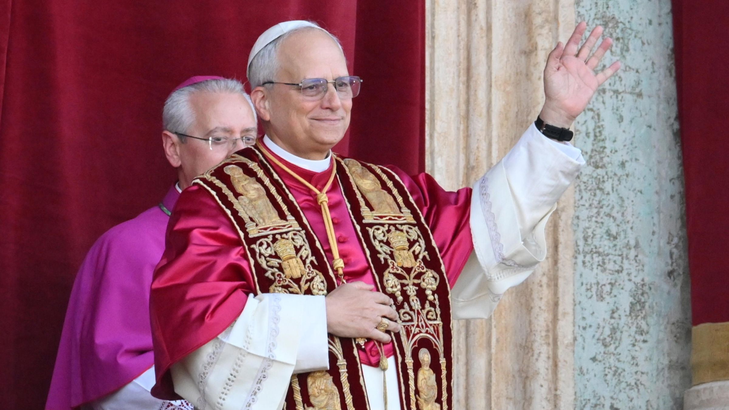 O papa Leão XIV saúda os fiéis na Praça de São Pedro em sua primeira aparição pública.