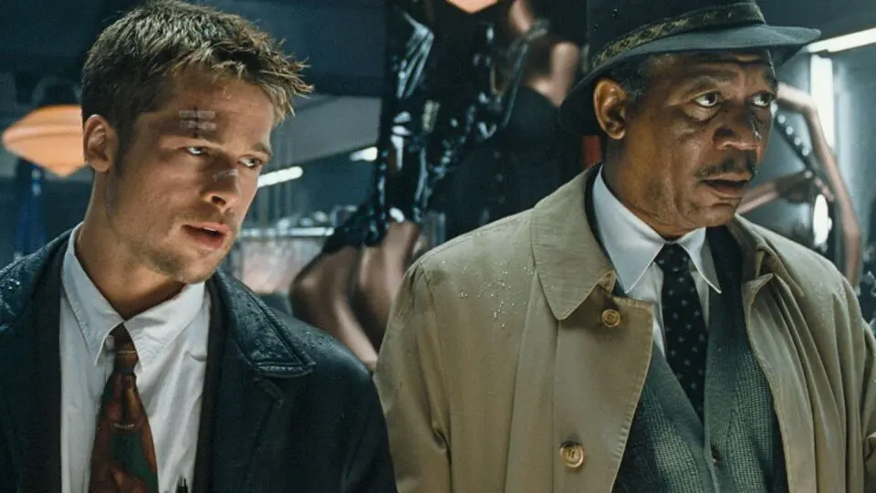 O policial novato e esquentadinho David Mills (Brad Pitt) e o veterano William Sommerset (Morgan Freeman)