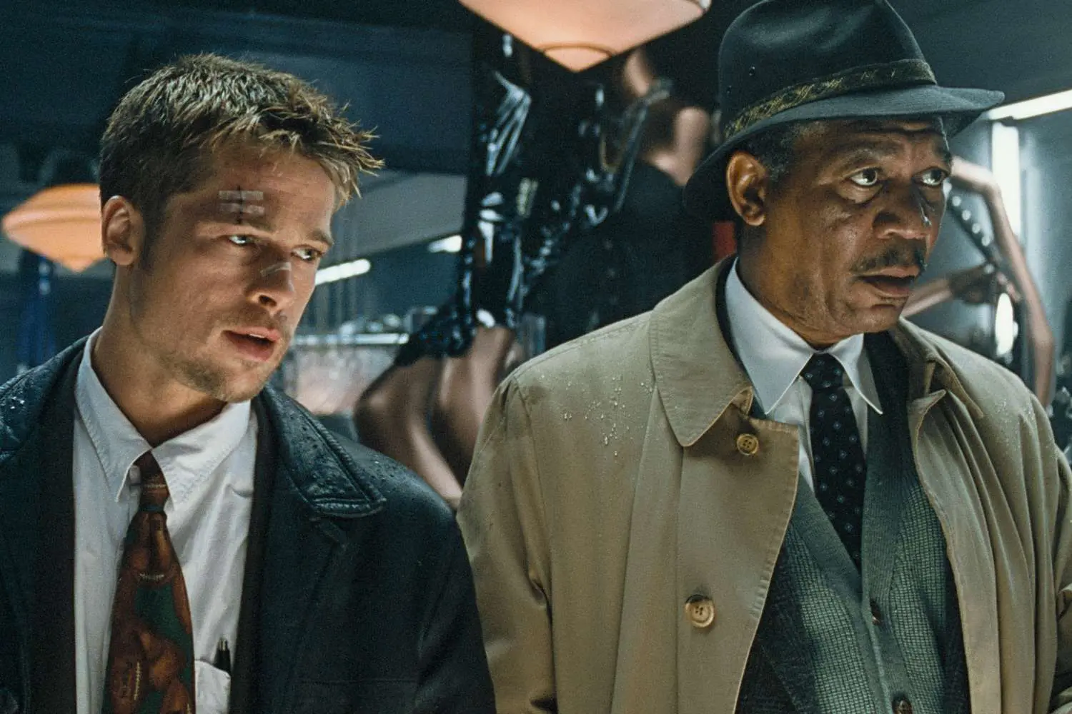 O policial novato e esquentadinho David Mills (Brad Pitt) e o veterano William Sommerset (Morgan Freeman)