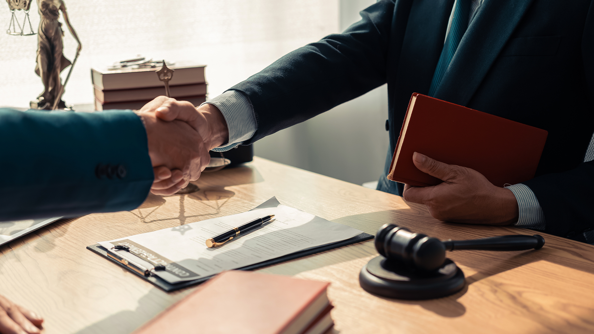 Peritos assistentes podem atuar em várias fases do processo judicial, desempenhando um papel crucial como um elo entre o advogado da parte e o julgador