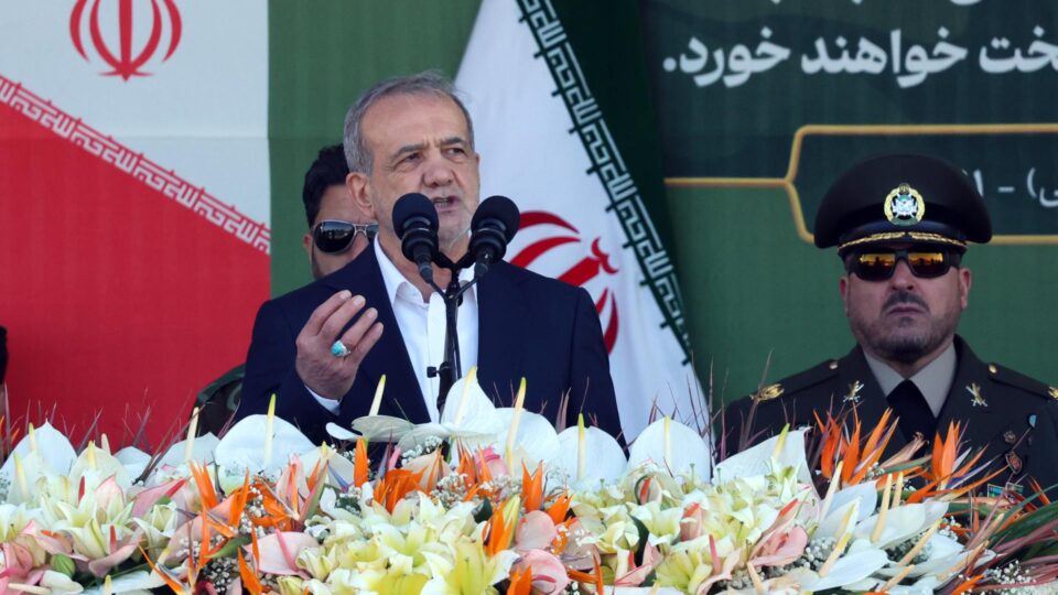 O presidente iraniano Masoud Pezeshkian, durante a celebração anual do Dia do Exército, em Teerã, em 18 de abril
