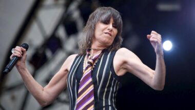 A cantora Chrissie Hynde liderando o Pretenders num festival de música em 2009