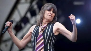 A cantora Chrissie Hynde liderando o Pretenders num festival de música em 2009