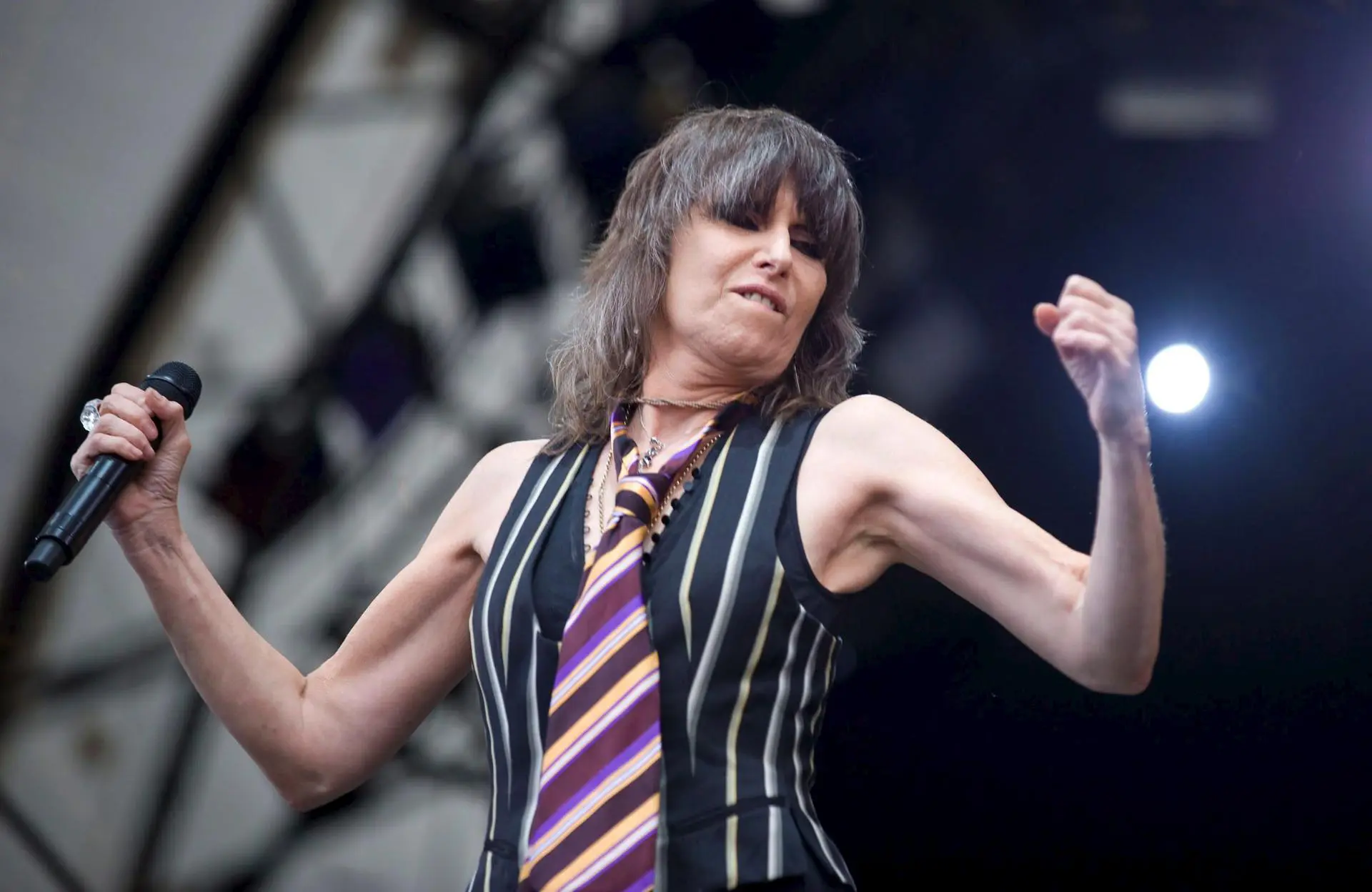 A cantora Chrissie Hynde liderando o Pretenders num festival de música em 2009