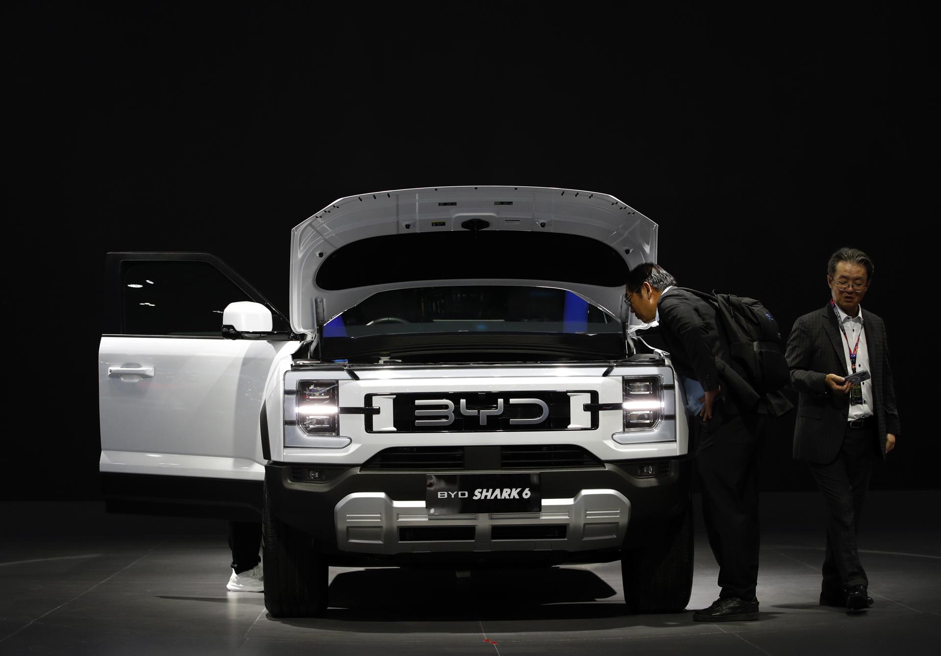 Veículo elétrico chinês, o BYD Shark 6, é exibido na 46ª edição do Salão Internacional do Automóvel de Bangkok 2025, em Nonthaburi, nos arredores de Bangkok, Tailândia, em 24 de março de 2025: carros chineses representam perigo para segurança nacional