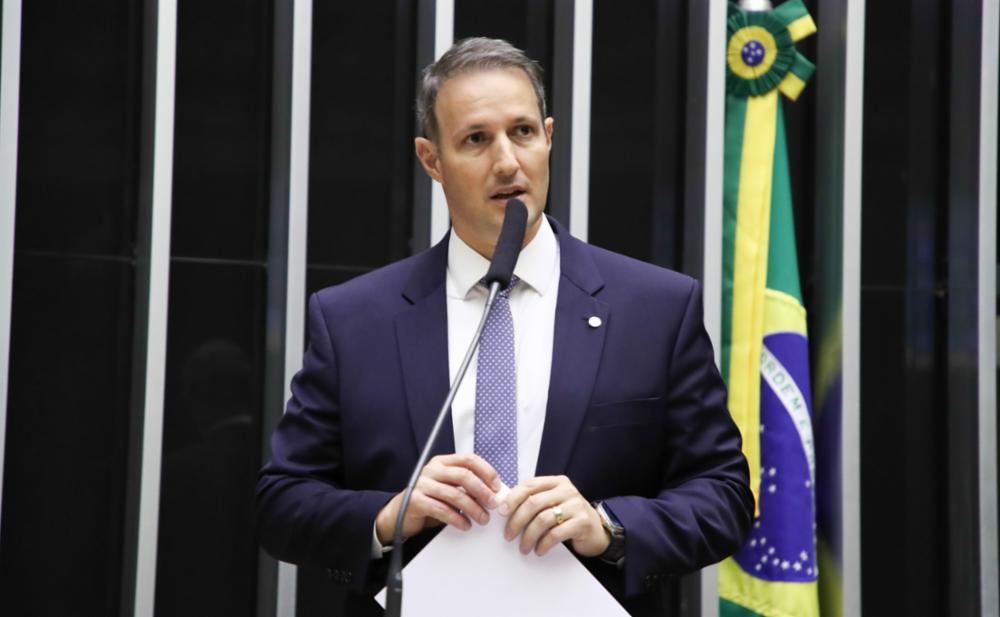 Após trocar PL pelo PP, secretário de Segurança Pública busca apoio de família Bolsonaro em SP.