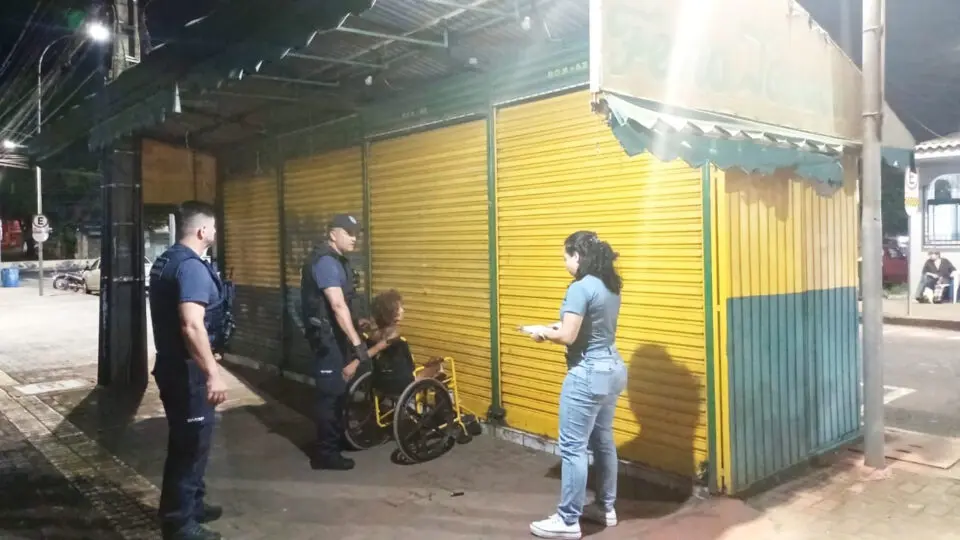 Pessoal do Serviço Especializado em Abordagem Social (SEAS) da Prefeitura de Foz do Iguaçu faz a identificação e encaminha para acolhimento pessoas em situação de rua.