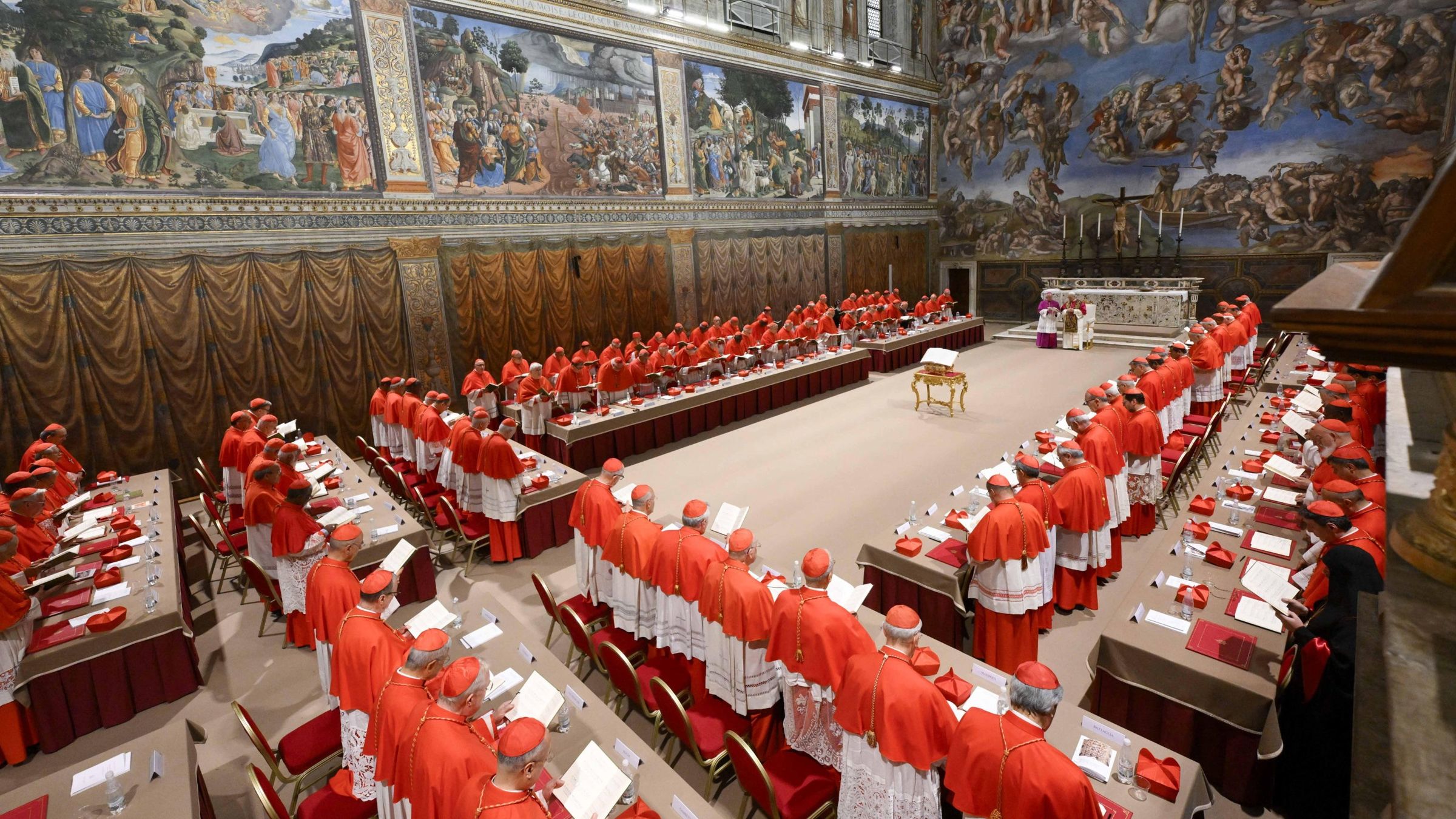 O papa Leão XIV (perto do altar) e os cardeais eleitores, ao fim do conclave, na Capela Sistina.
