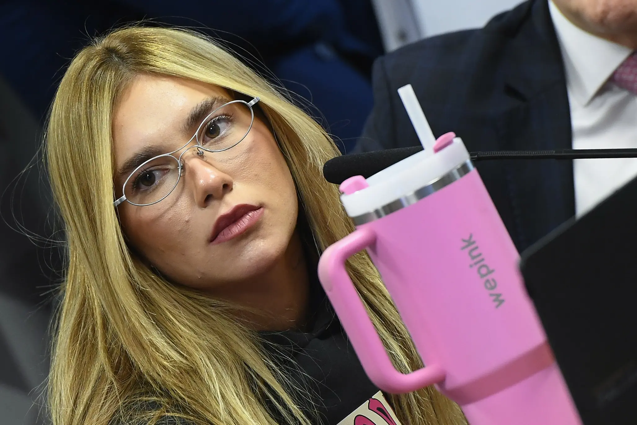 Virginia na CPI das Bets (com um copo da marca que costuma divulgar): oportunidade para ficar ainda mais conhecida e vender produtos