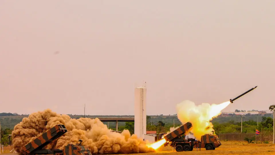 Sistema Astros do Exército para lançamento de mísseis e foguetes