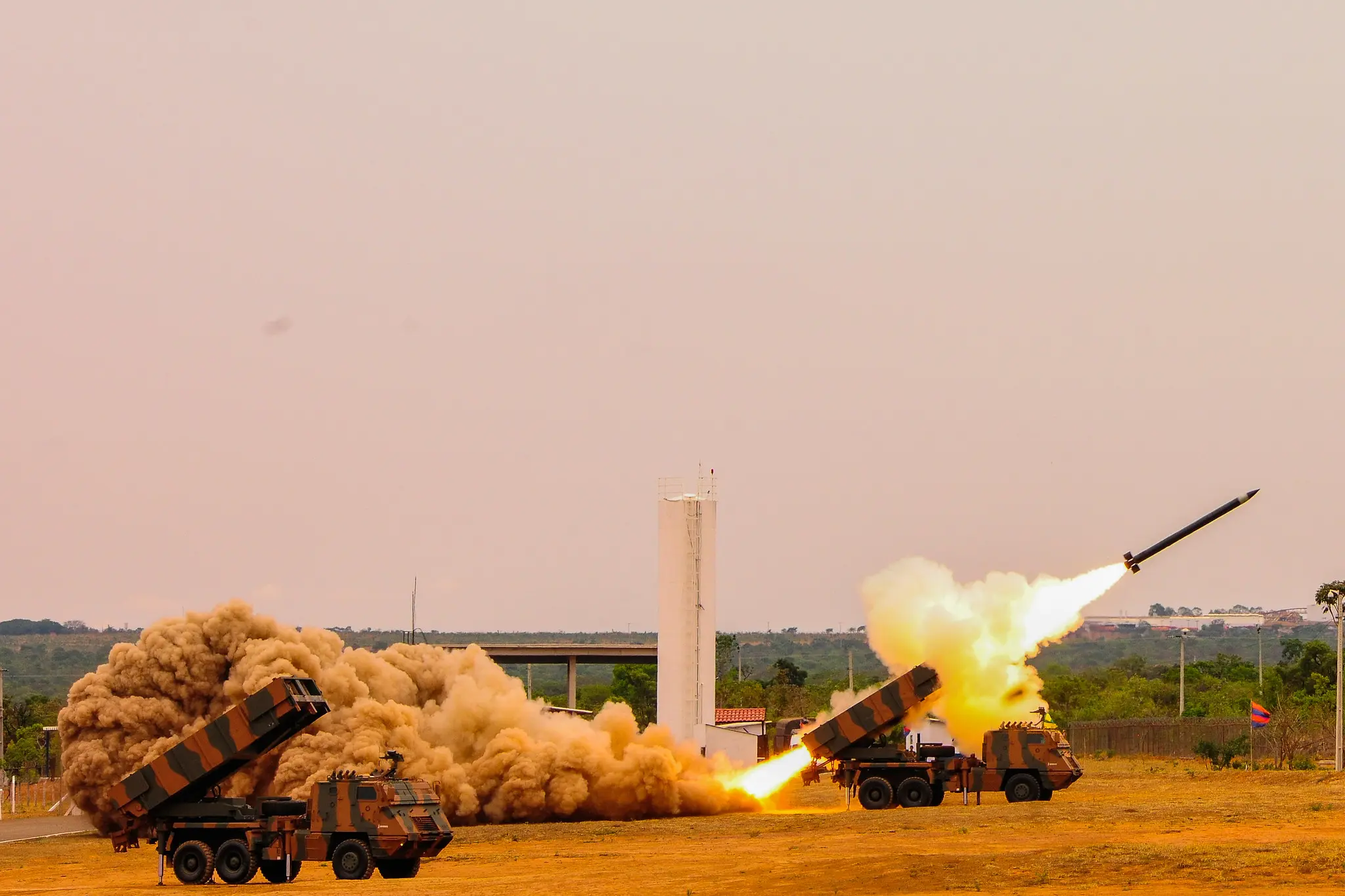 Sistema Astros do Exército para lançamento de mísseis e foguetes