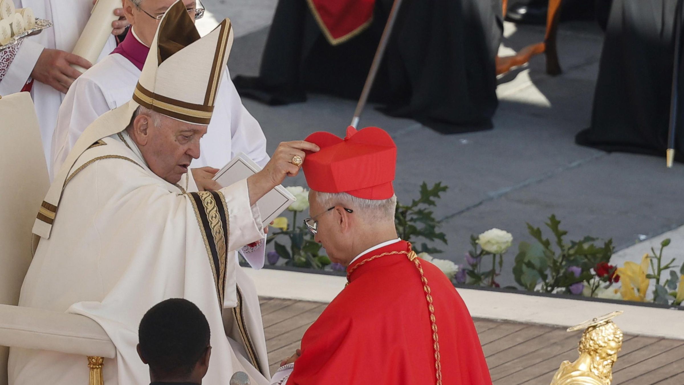 O papa Francisco concede o barrete de cardeal a Robert Prevost, no consistório de 30 de setembro de 2023.