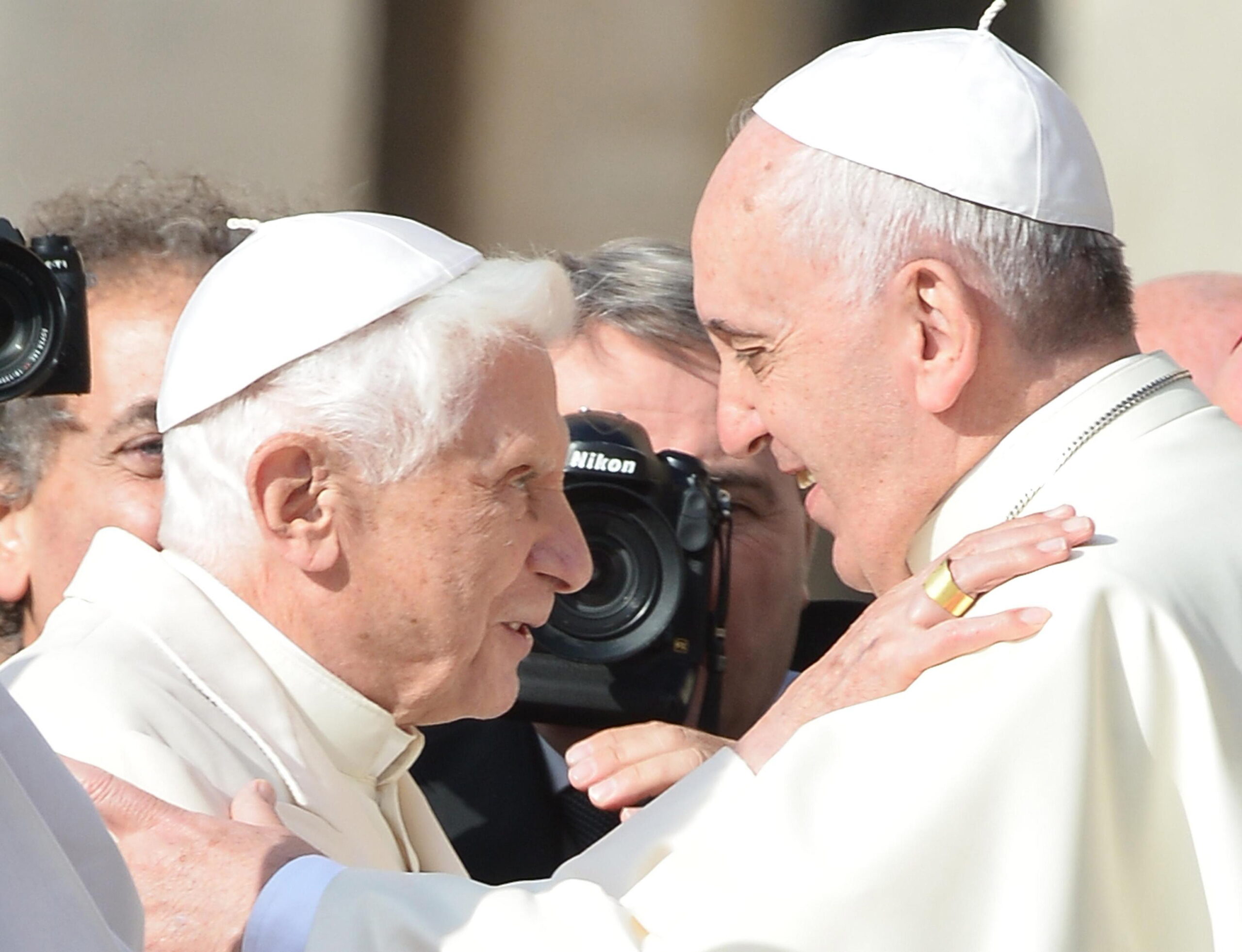 Bento XVI e Francisco, em foto de 2014: ambos foram alvo de comparações injustas entre antecessores e sucessores.