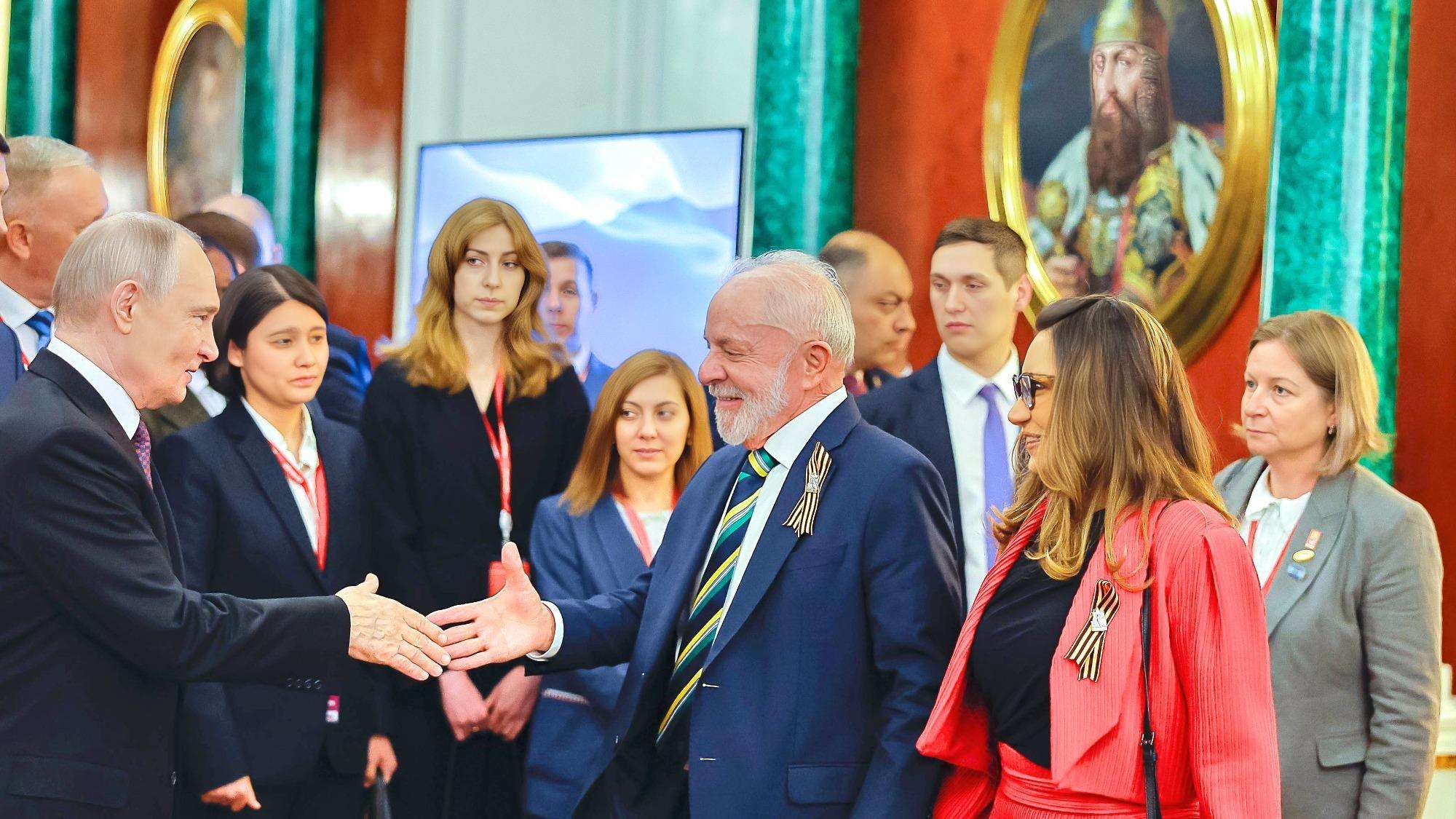 Primeira dama Janja da Silva observa cumprimento entre o ditador russo, Vladimir Putin, e o presidente Luiz Inácio Lula da Silva