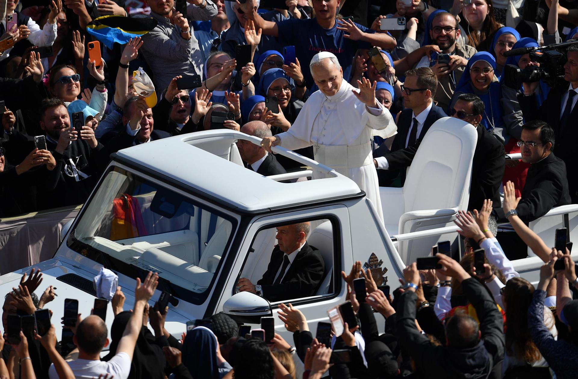 O Papa Leão XIV saúda os fiéis ao chegar no papamóvel à Praça de São Pedro, Cidade do Vaticano, em 18 de maio de 2025.