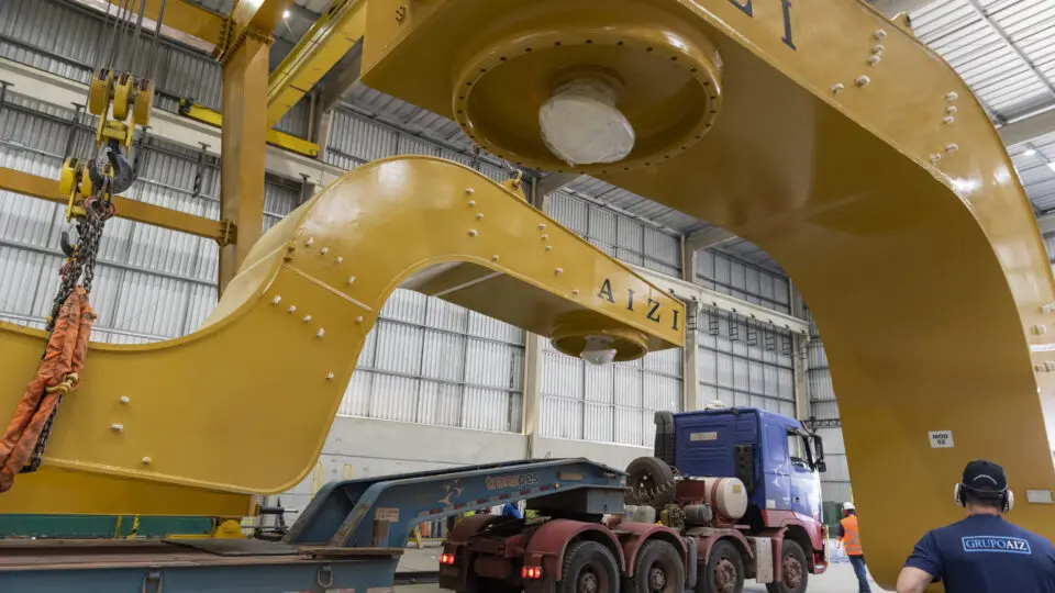 Equipamento possui sistema diferenciado de suspensão, que elimina o uso de rampas tradicionais. 