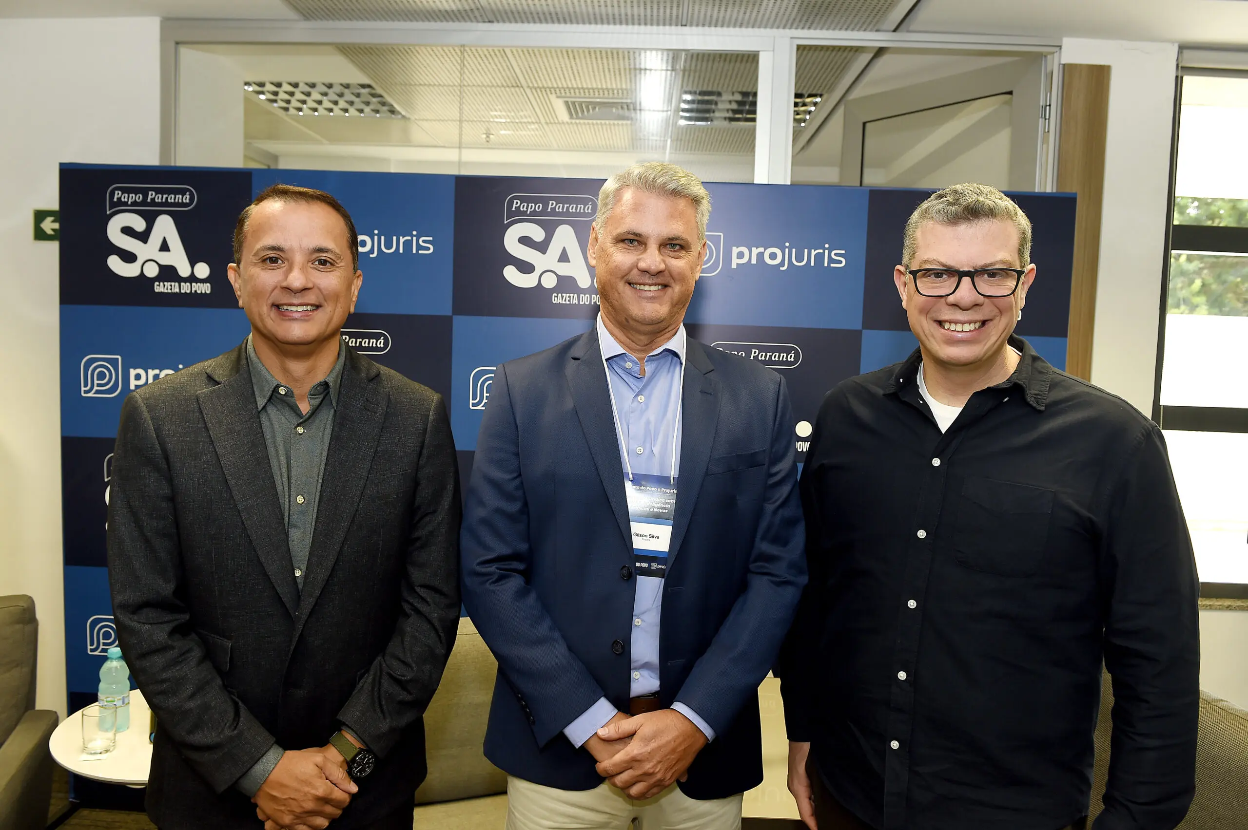 Cristiano Silva, diretor de marketing da Projuris, Gilson da Silva, executivo da Projuris, e Fabiano Falvo, CEO da Vetrii.