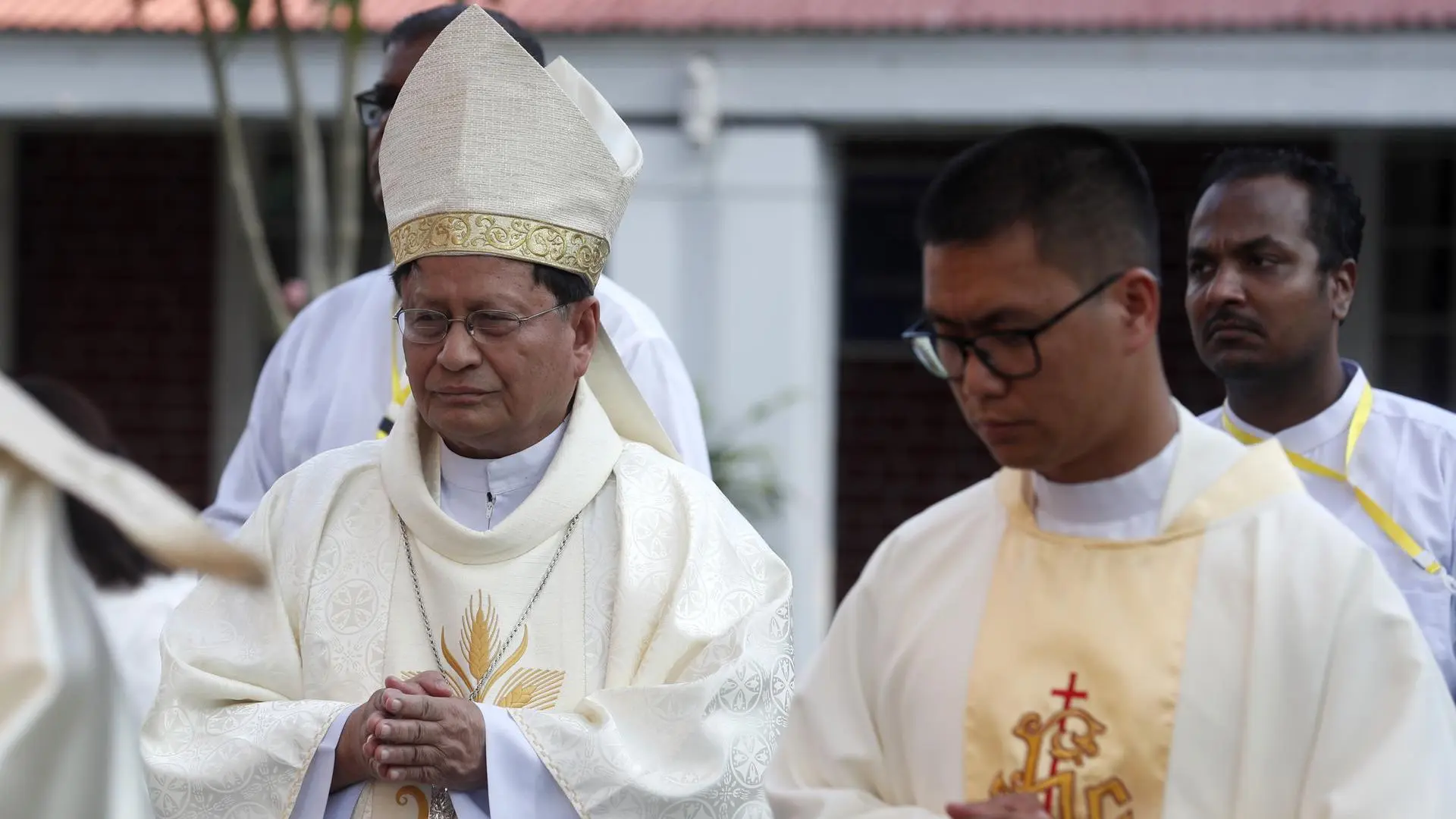 O Cardeal Charles Maung Bo (à esquerda), Arcebispo da Arquidiocese Católica Romana de Yangon, chega para a missa em memória do Papa Francisco na Catedral de Santa Maria em Yangon, Mianmar, em 22 de abril de 2025.