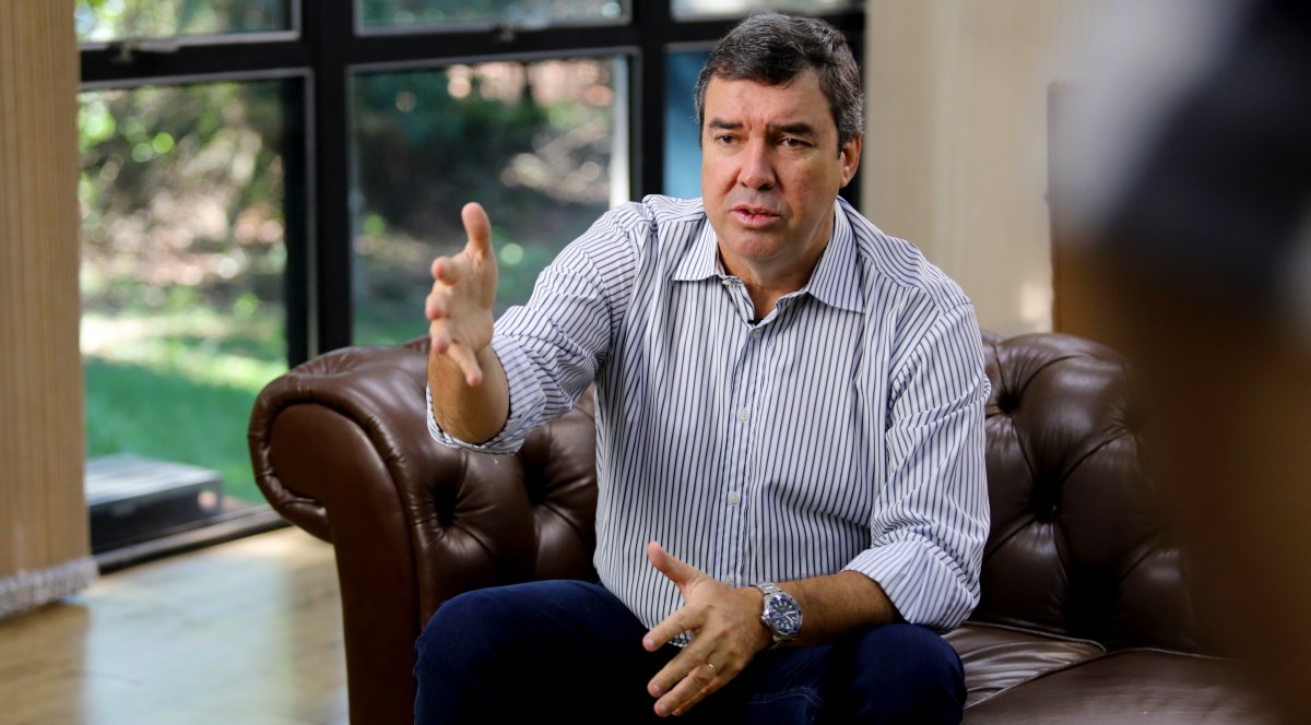 Governador do MS, Eduardo Riedel busca reeleição em 2026.