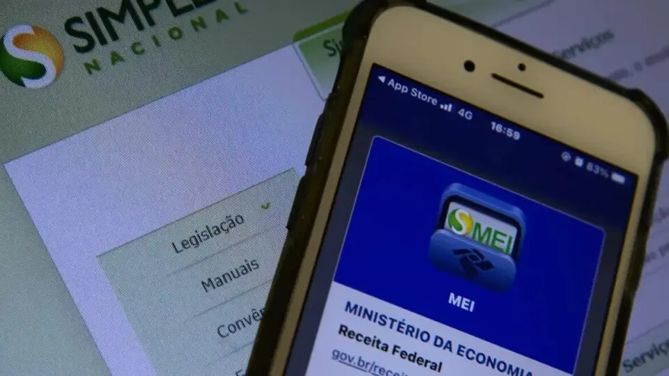 Celular aberto na página do MEI, para fazer o DASN.