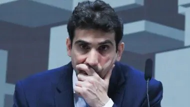 Gabriel Galípolo, presidente do BC, disse nesta segunda que será preciso conviver por um bom tempo com a taxa Selic no atual patamar – o maior em 19 anos.