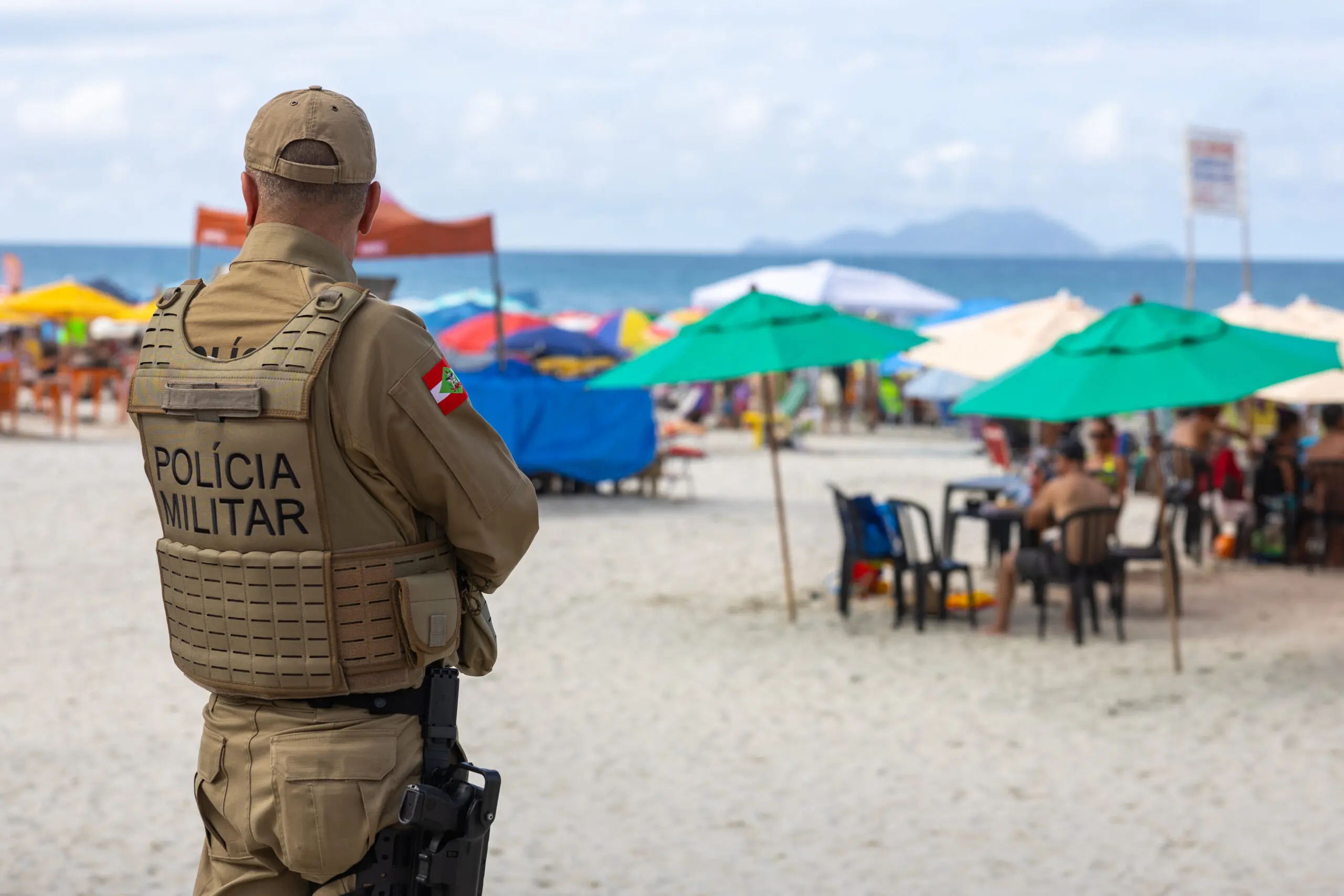 Presença constante de policiais reforça a segurança em áreas de grande circulação de pessoas. 