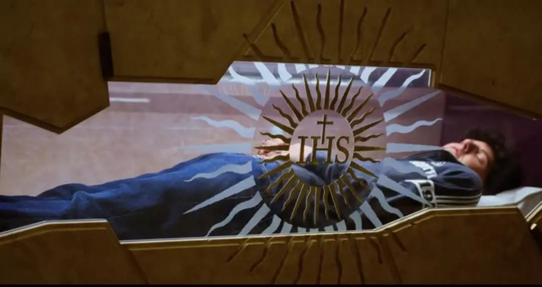 O corpo de Carlo Acutis repousa no Santuário do Despojamento (Santuario della Spogliazione), localizado em Assis, Itália.