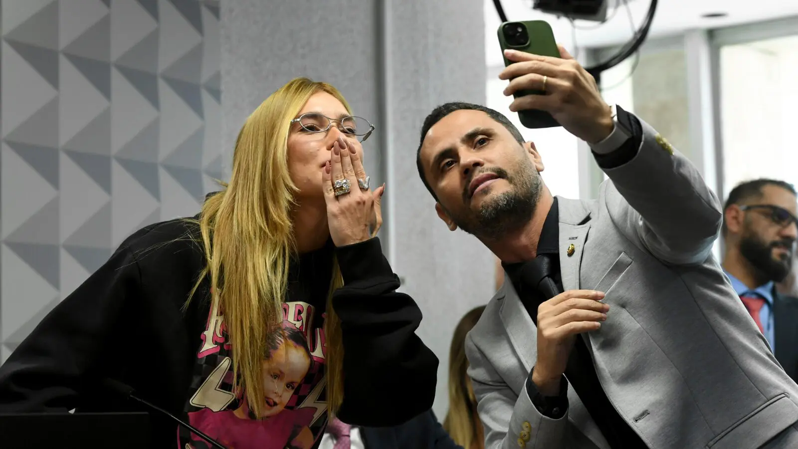 Cleitinho ao lado da influenciadora Virgínia: o novo perfil do Senado.