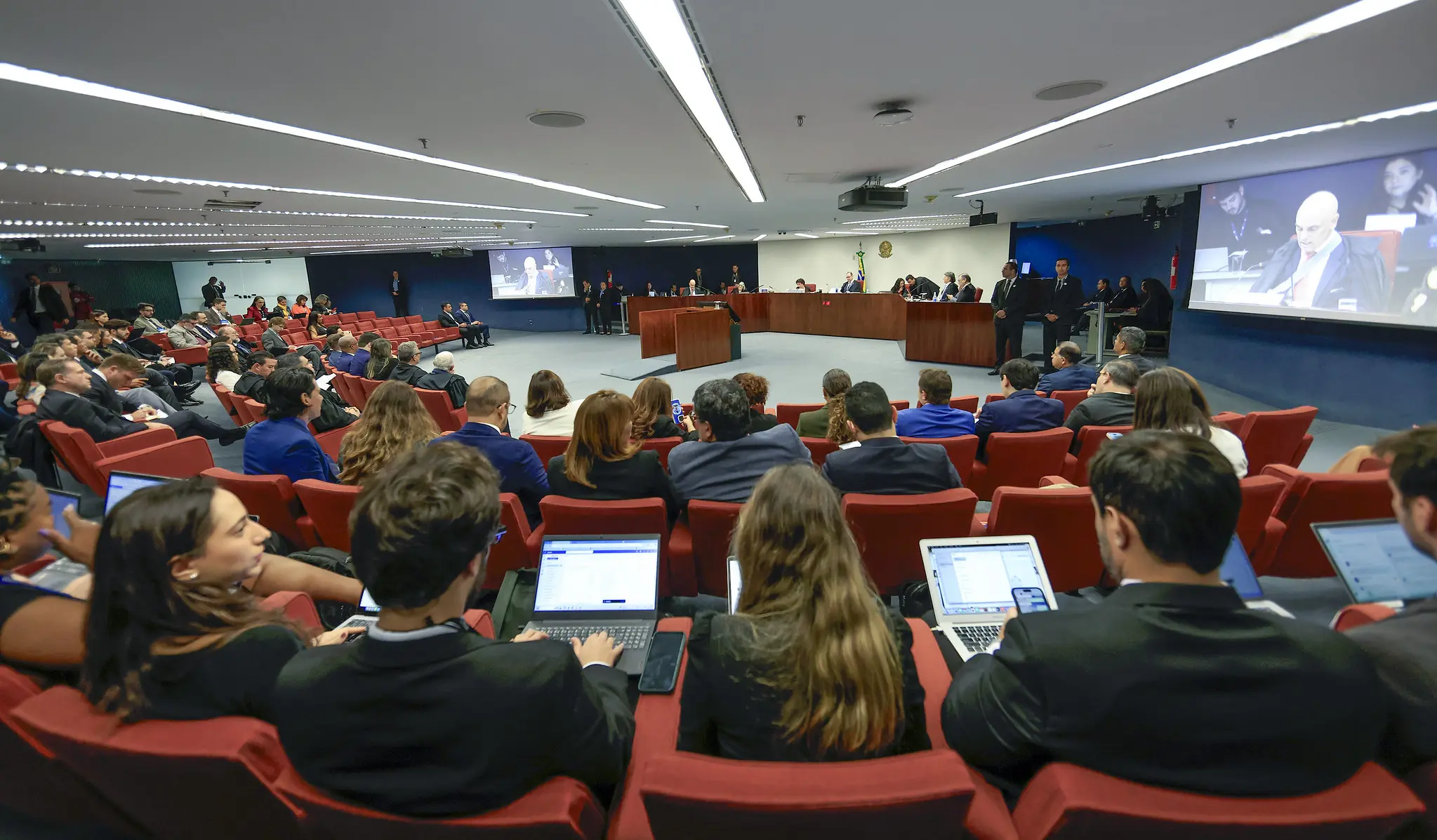 Primeira Turma do STF rejeita denúncia contra dois militares e torna réus mais 10 por tentativa de golpe