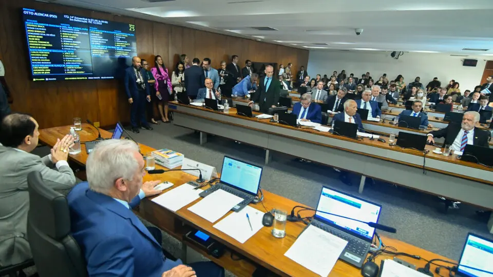 Comissão do Senado aprovou PEC que acaba com reeleição e muda tempo de mandatos