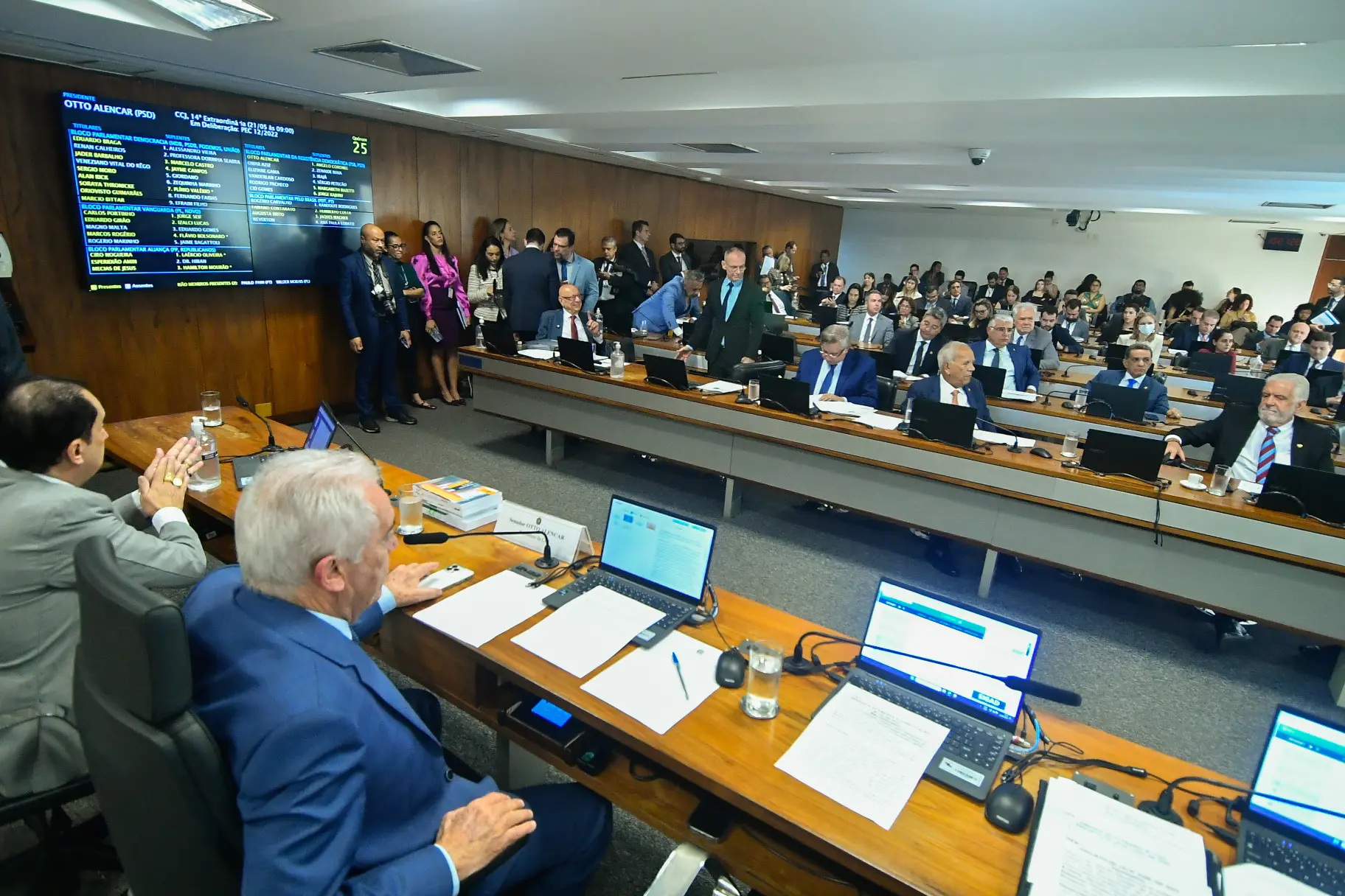 Comissão do Senado aprovou PEC que acaba com reeleição e muda tempo de mandatos