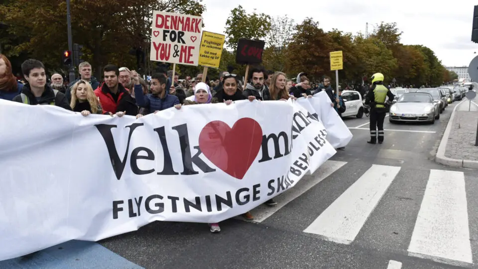 Milhares de pessoas protestam em frente ao parlamento dinamarquês, Christiansborg, em Copenhague, Dinamarca, em 6 de outubro de 2015.