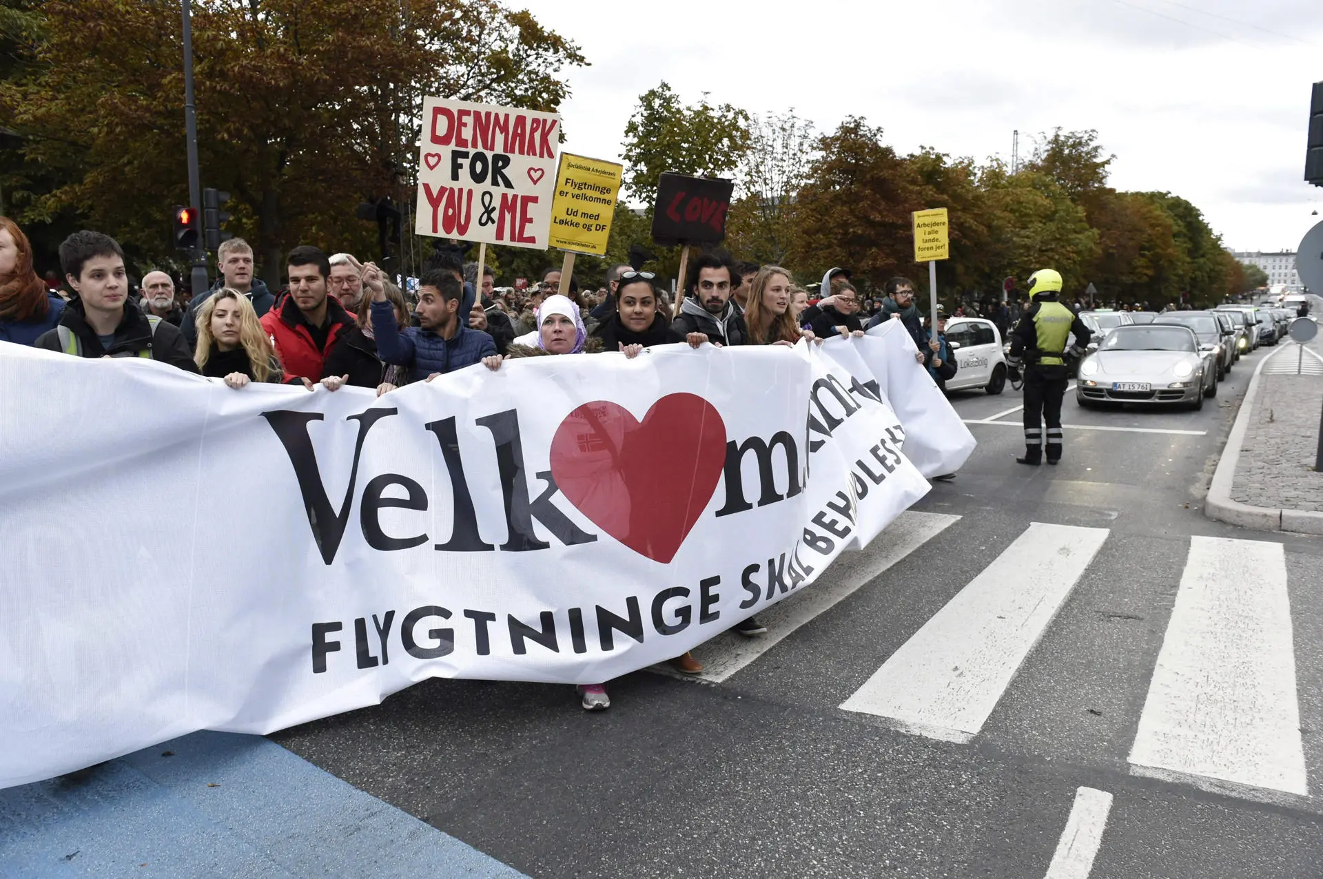Milhares de pessoas protestam em frente ao parlamento dinamarquês, Christiansborg, em Copenhague, Dinamarca, em 6 de outubro de 2015.