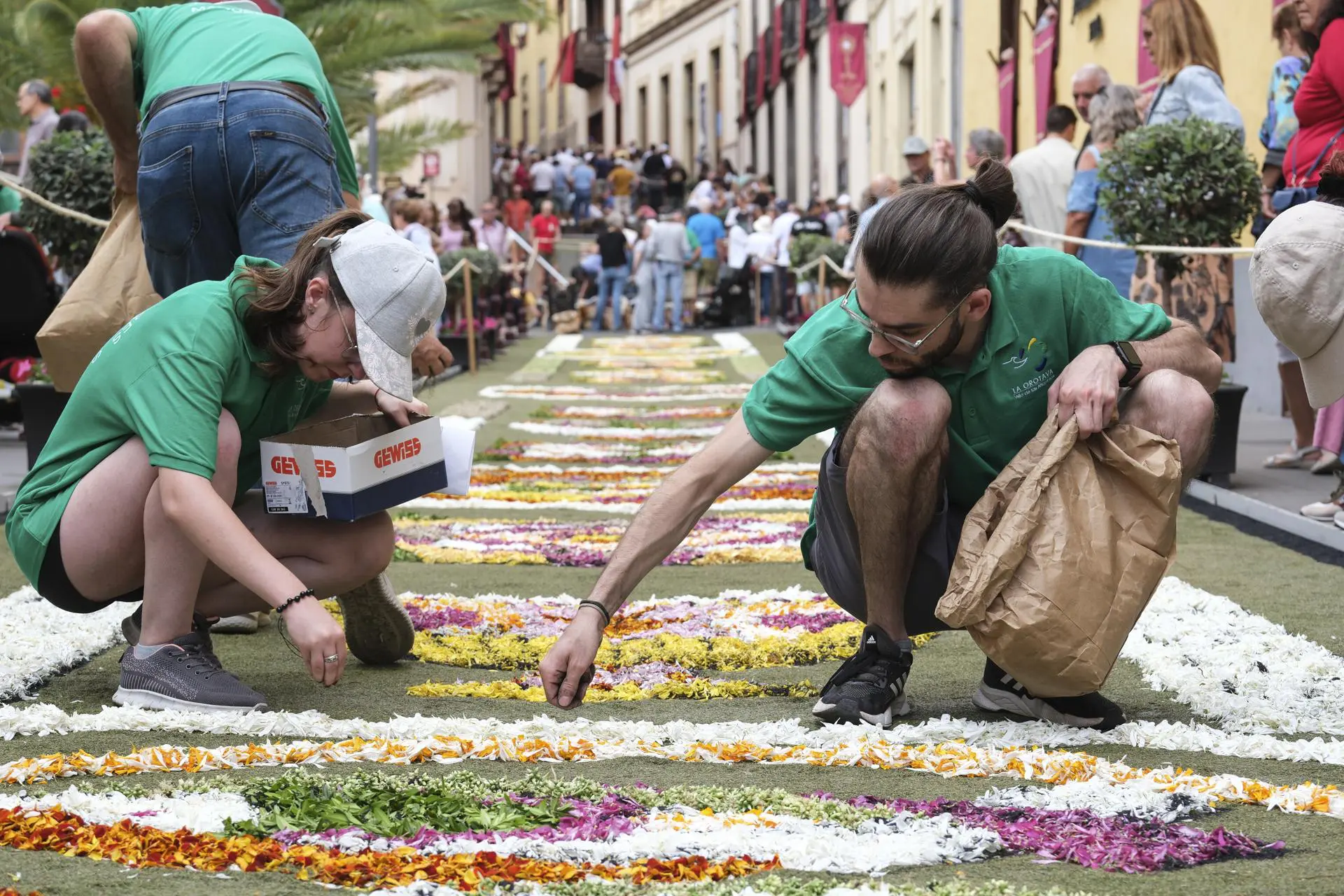Católicos preparando a solenidade da decoração de tapetes para data de Corpus Christi.