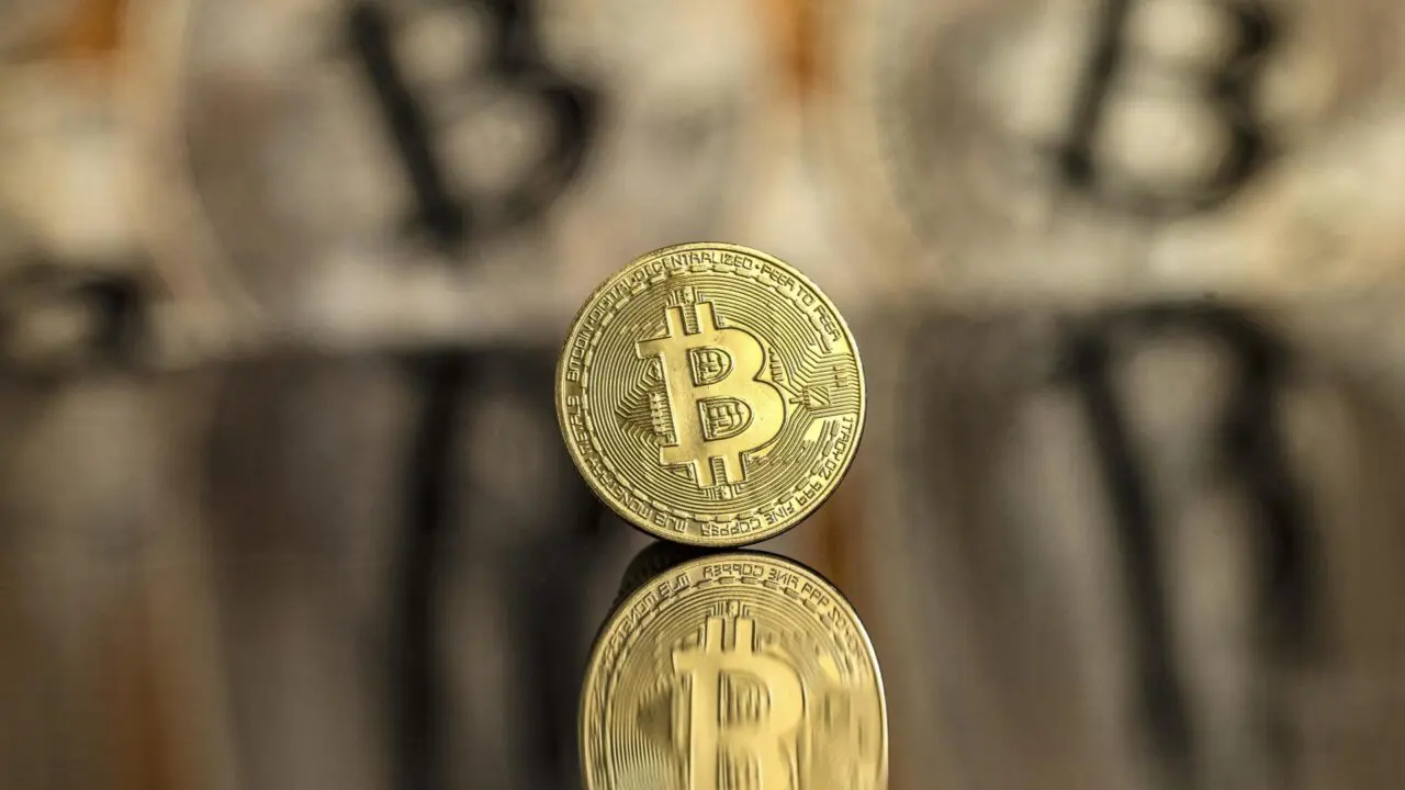 Bitcoin dispara e bate novo recorde histórico