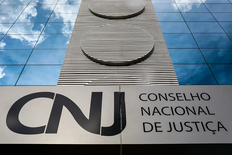 Justiça condena jornal e jornalista por matéria sobre vencimentos. Dados são divulgados por ordem do CNJ.