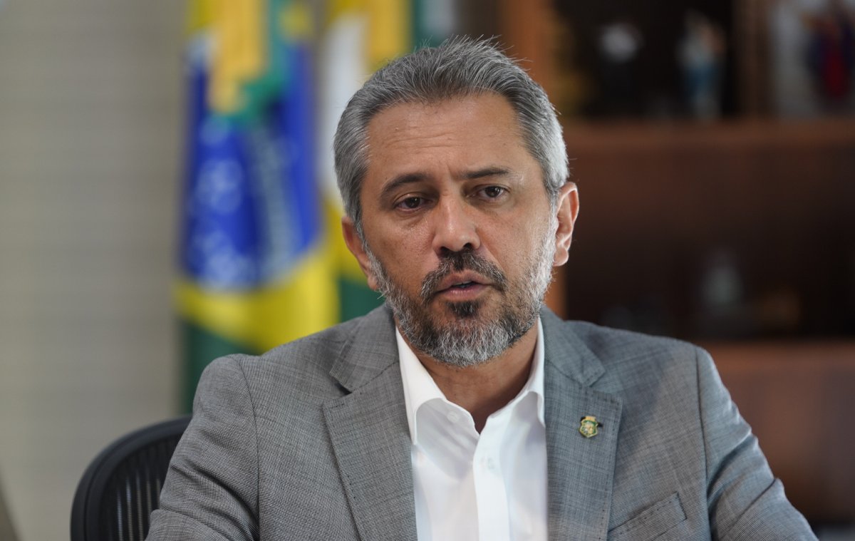 Atual governador Elmano de Freitas lidera cenários de pesquisa no Ceará.
