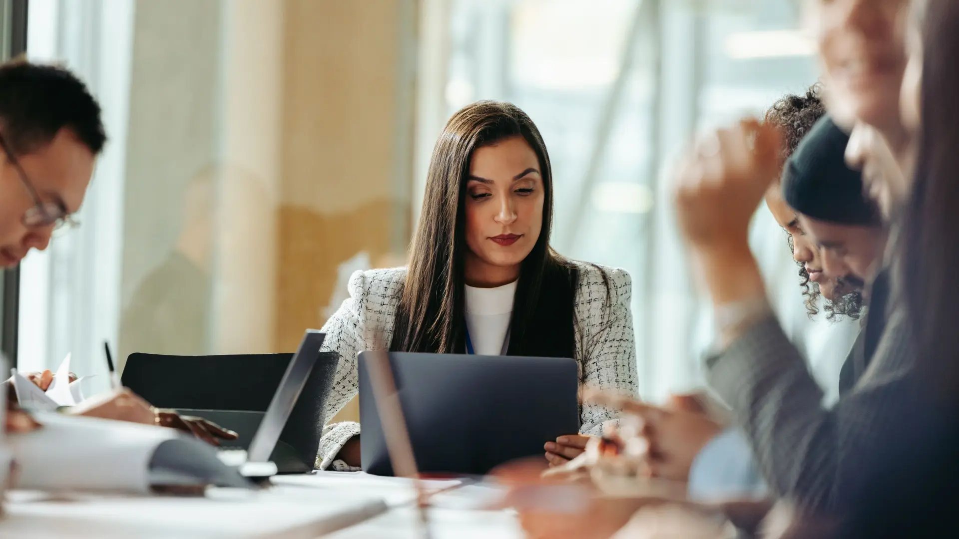 A mão de obra temporária permite preencher rapidamente vagas para atender a demandas excepcionais de trabalho.