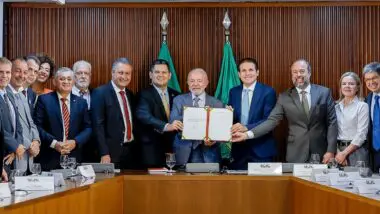 Presidente Lula entrega medida provisória com tarifa social de energia elétrica para presidentes da Câmara e do Senado