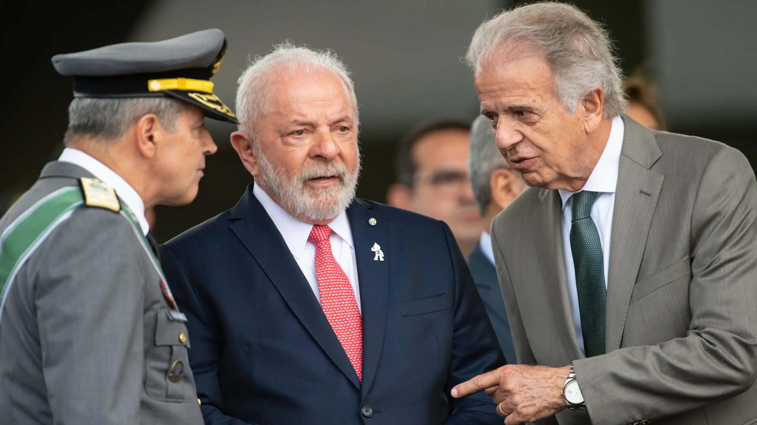O comandante do Exército, general Tomás Paiva, o presidente Lula e José Múcio: ministro da Defesa propõe gasto obrigatório nas Forças Armadas.