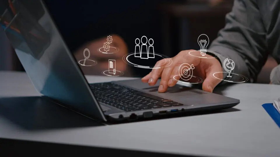 Na terceirização inteligente, a empresa foca em atividades estratégicas do negócio e transfere funções operacionais para um parceiro especializado.