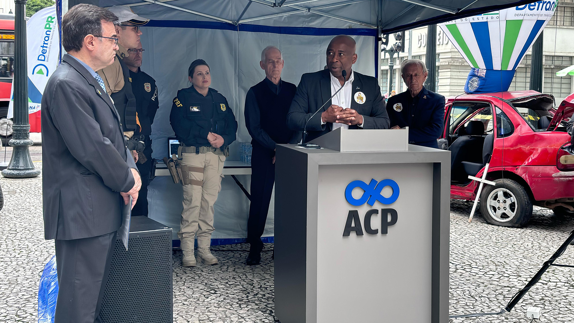 ACP, Detran-PR e PRF trouxeram ao calçadão da Rua XV informações e dinâmicas de atenção ao volante.