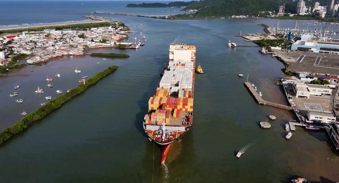 Retirada do navio histórico vai permitir  embarcações de 366 metros no porto de Itajaí.