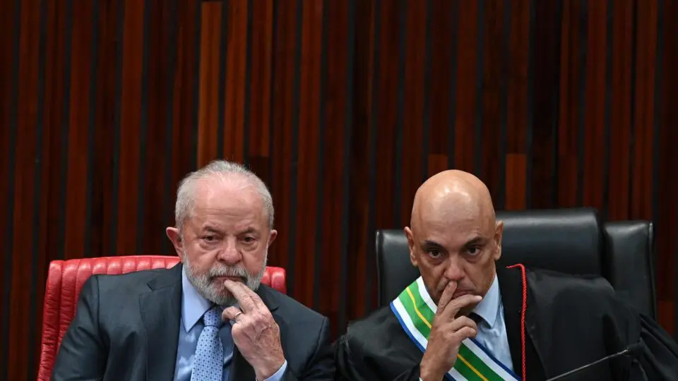 O presidente do Brasil, Luiz Inácio Lula da Silva, e o ministro do STF Alexandre de Moraes participam da cerimônia de outorga da Ordem do Mérito do Tribunal Superior Eleitoral, em Brasília, dia 07 de março de 2023.